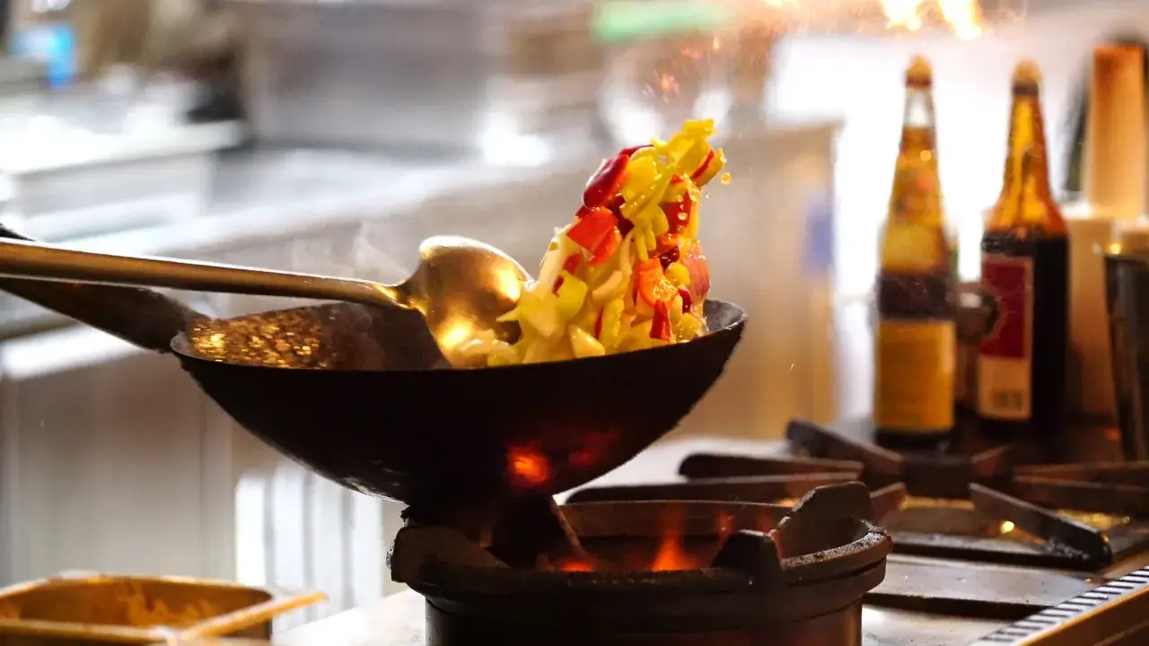 Frische Zubereitung im Wok - Wok & Sushi Oberkirch